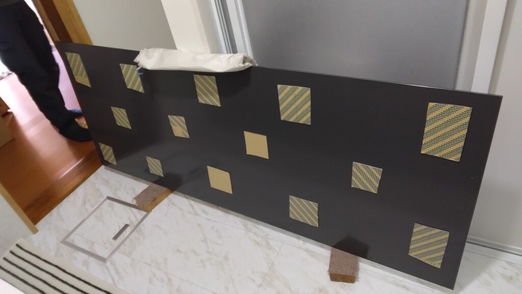 施工中①　鏡の裏面に両面ﾃｰﾌﾟ貼り付け